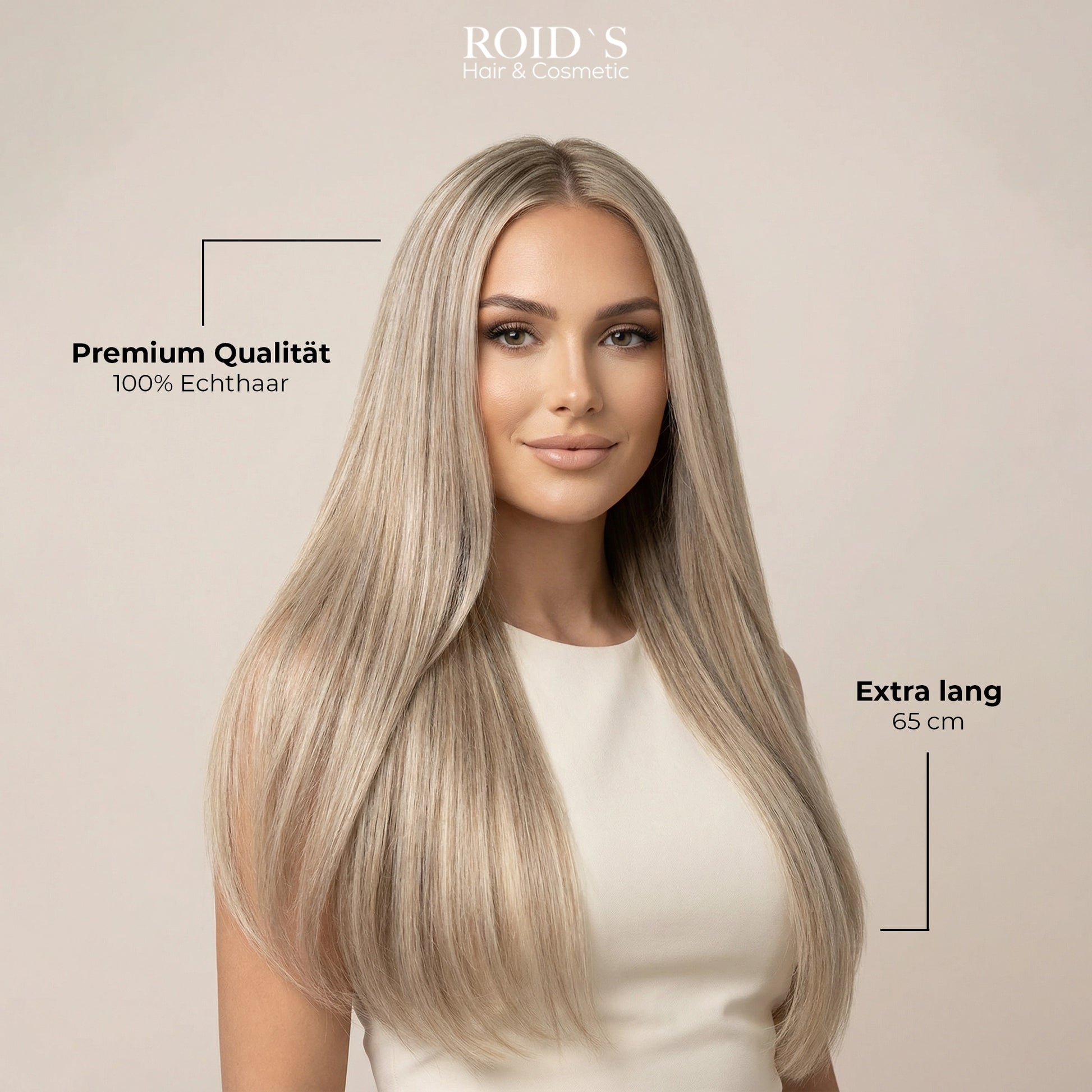 Frau mit langen blonden Echthaar Extensions in 65 cm Länge vor neutralem Hintergrund

